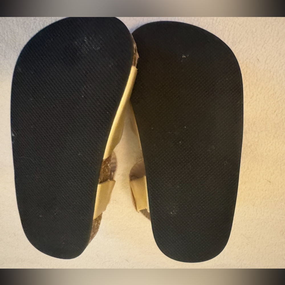 Old Navy Gold Sandals for Baby Girl - Picture 3 of 8